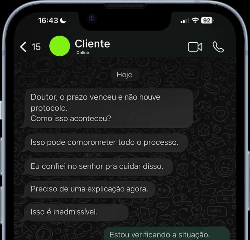 Mockup do JuriON em smartphone — agenda e processos no celular
